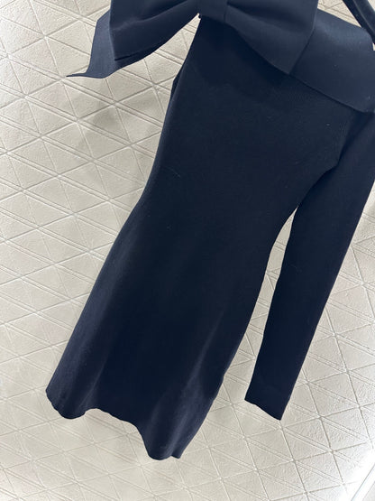 C 25 One-sleeve bow-knit wool dress