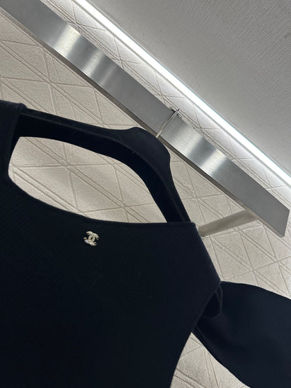 C 25 One-sleeve bow-knit wool dress