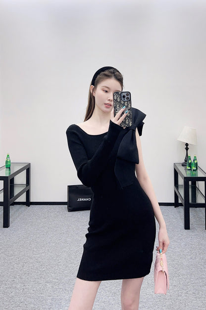 C 25 One-sleeve bow-knit wool dress