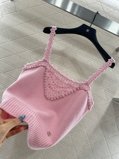 C 25 Lace-knit wool suspenders