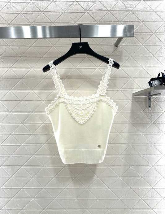 C 25 Lace-knit wool suspenders
