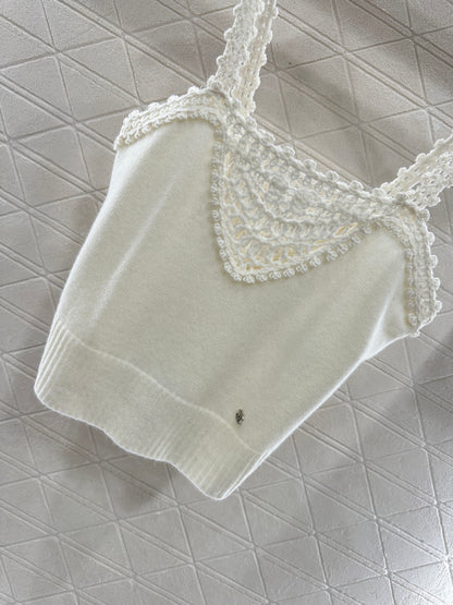 C 25 Lace-knit wool suspenders
