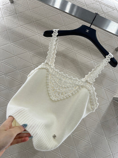 C 25 Lace-knit wool suspenders