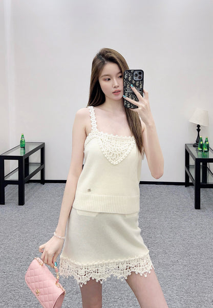 C 25 Lace-knit wool suspenders