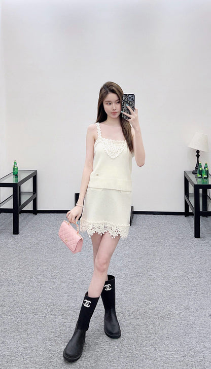 C 25 Lace-knit wool suspenders