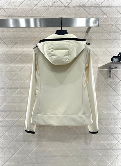 Mon 25 Rectangular embossed hooded down jacket